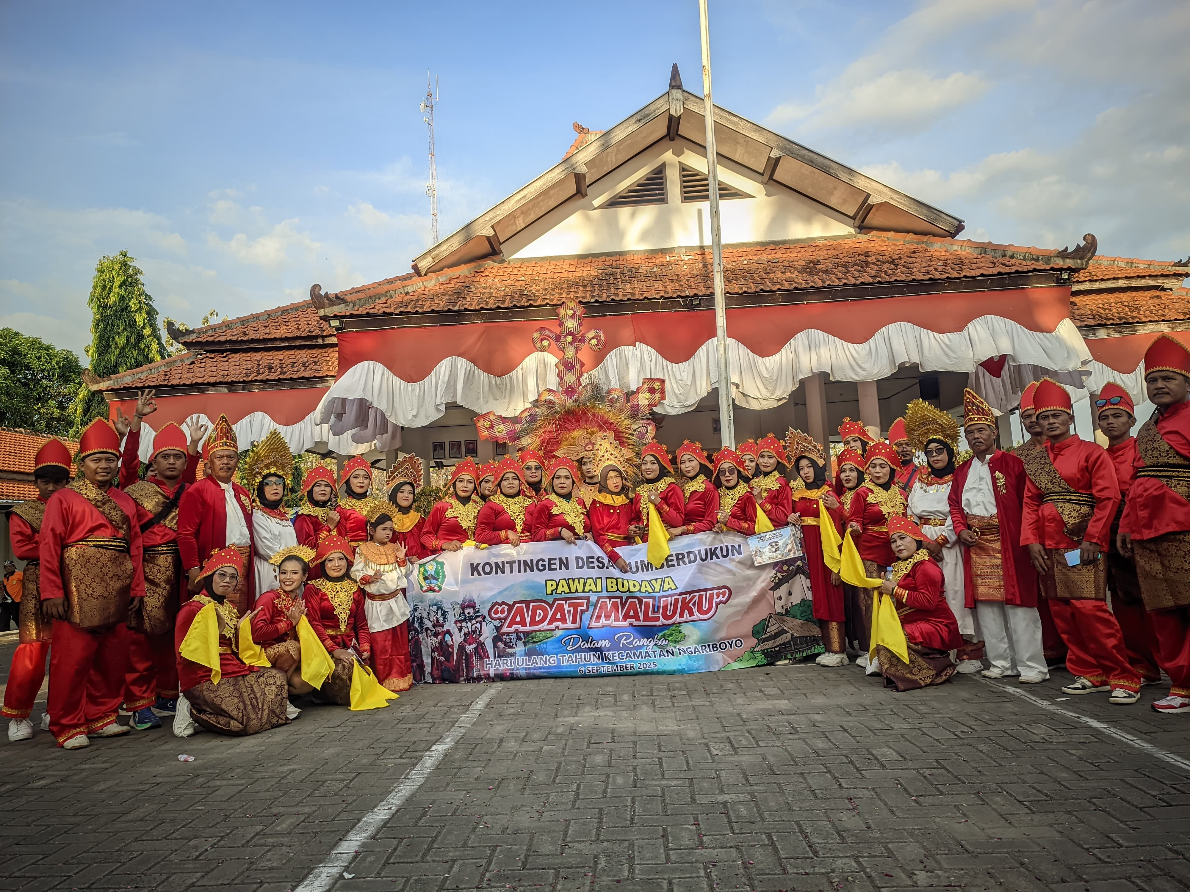 PEMERINTAHAN DESA SUMBERDUKUN IKUT SERTA PAWAI BUDAYA DENGAN TEMA ADAT MALUKU DALAM RANGKA MEMERIAHKAN HARI ULANG TAHUN KECAMATAN NGARIBOYO PADA TANGGAL 06 SEPTEMBER 2025