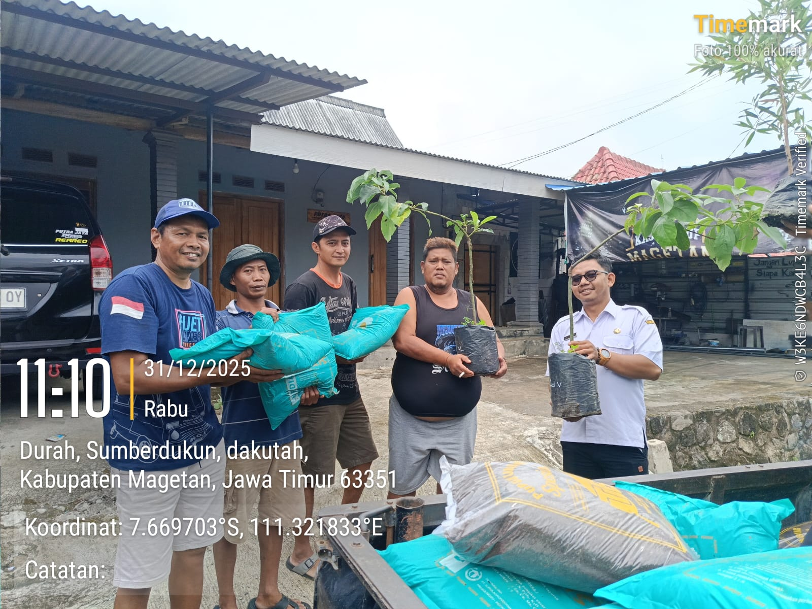 PEMERINTAH DESA SALURKAN BANTUAN TANAMAN UNTUK MASYARAKAT
